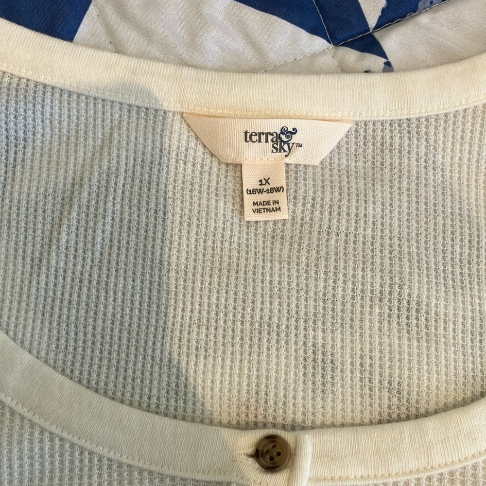 ⭐️ 5/$20 ⭐️ Terra & Sky Cream Buttoned Top - Picture 2 of 5